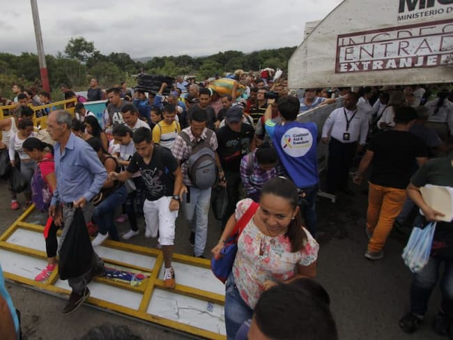 A la fuerza, más de 300 venezolanos intentan cruzar la zona fronteriza