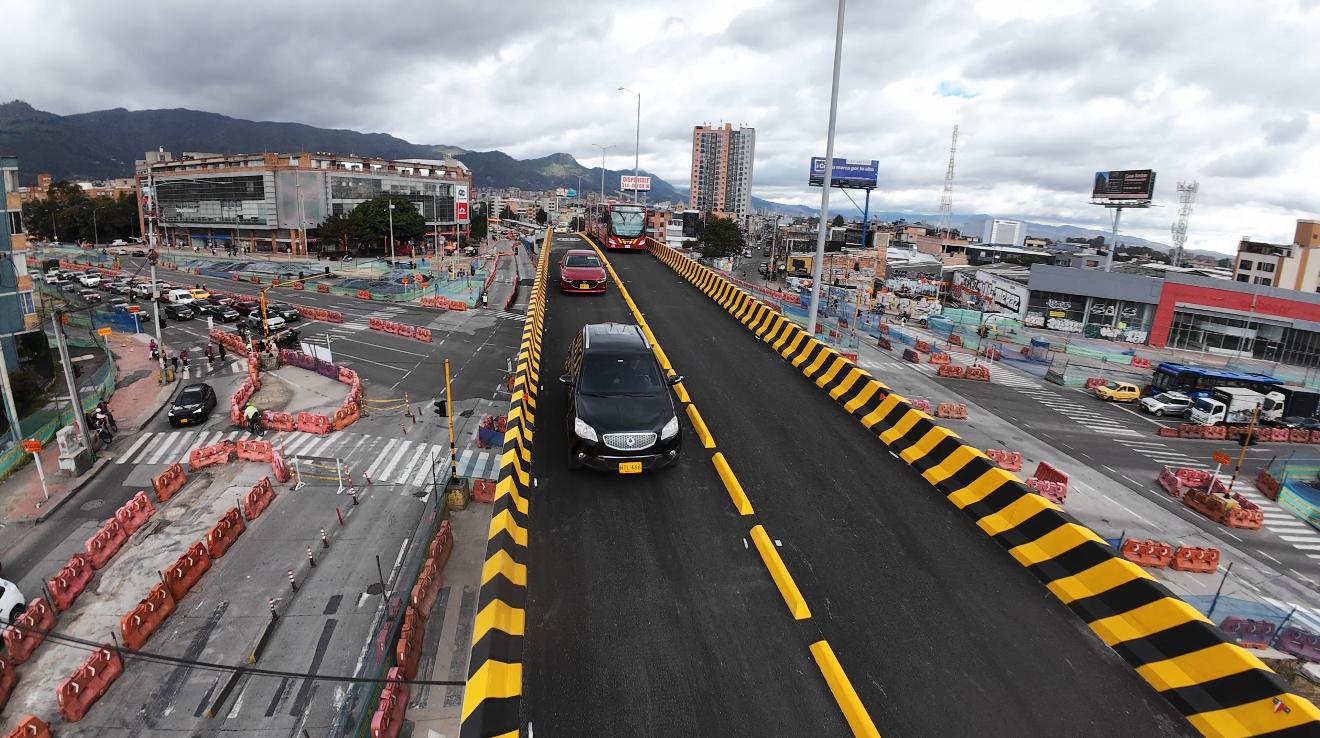 Puente vehicular en la av. Suba con calle 100 en Bogotá, Colombia. 