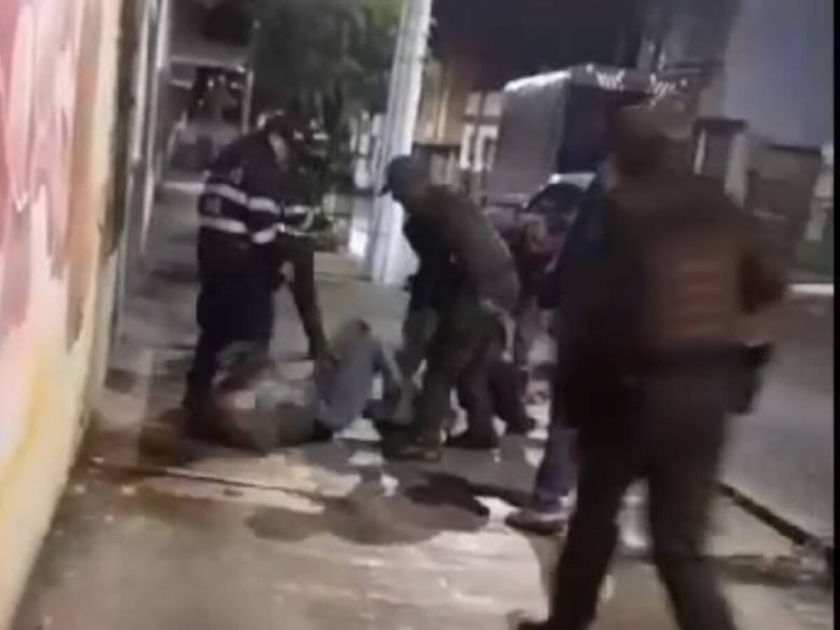 En Pasto rechazan la agresión a una joven en medio de un procedimiento policial.