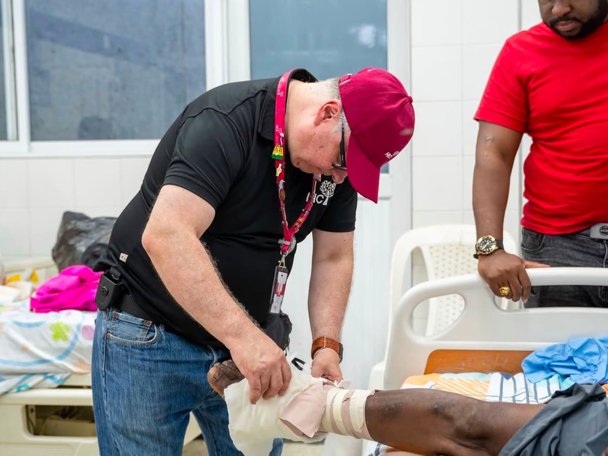 Médicos de Santander ya operan en Buenaventura a pacientes afectados por el terremoto