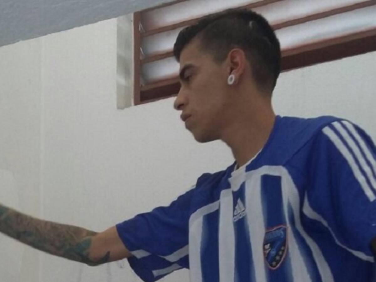 Barristas de Millonarios limpiaron paredes de los baños del estadio El Campín
