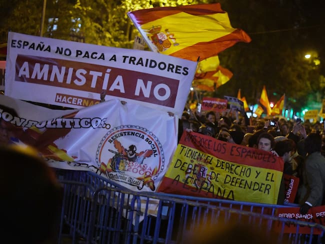 MADRID, SPAIN - NOVEMBER 07: Dozens of people with flags and banners during a rally against the amnesty, in front of the PSOE headquarters in Ferraz street, on November 7, 2023, in Madrid, Spain. The demonstrators have shown their opposition to the pact of the Socialists with ERC that includes, among other measures, an amnesty law that would favor the accused of the Catalan &#039;proces&#039;, the transfer of the competences of Rodalies or the cancellation of up to 15,000 million euros of debt of the Autonomous Liquidity Fund (FLA) to Catalonia. (Photo By Fernando Sanchez/Europa Press via Getty Images)