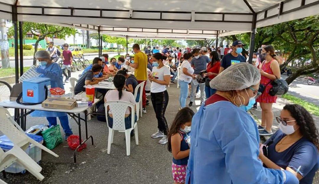 Vacunación masiva en la ciclovía en Ibagué