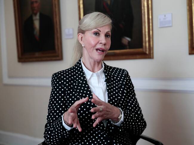 AME5140. BOGOTÁ (COLOMBIA), 27/07/2024.- Fotografía del 23 de julio de 2024 de la gobernadora del Valle, Dilian Francisca Toro, hablando durante entrevista con EFE en Bogotá (Colombia). Toro cree que un cese el fuego entre grupos armados del Pacífico "puede pasar" y sería "una demostración de la voluntad" de paz ante la próxima celebración de la COP16 en Cali, capital de esa región. EFE/ Carlos Ortega