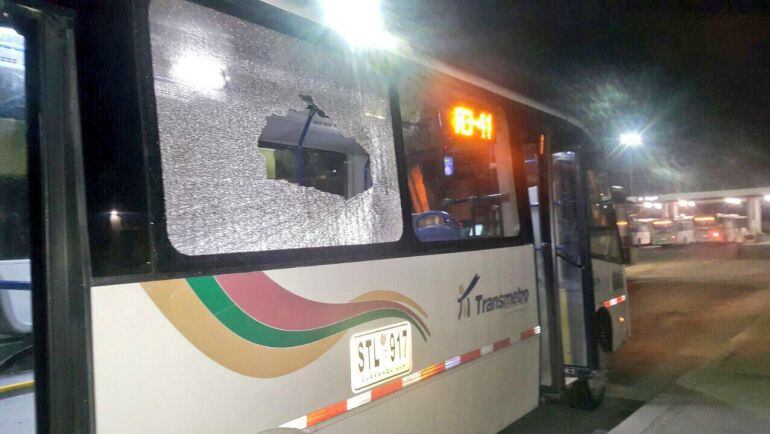 Bus del Transmetro atacado a piedra en Soledad.