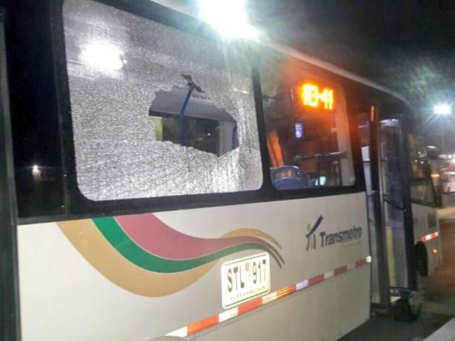 Bus del Transmetro atacado a piedra en Soledad.