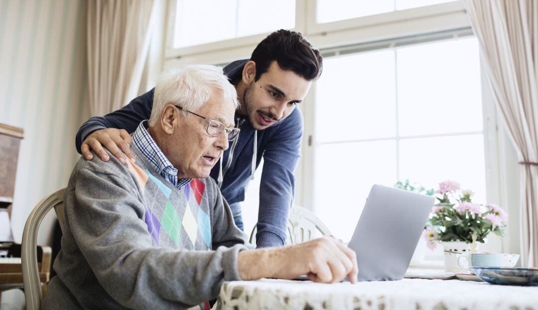 Plataforma le apuesta a la educación digital de adultos mayores