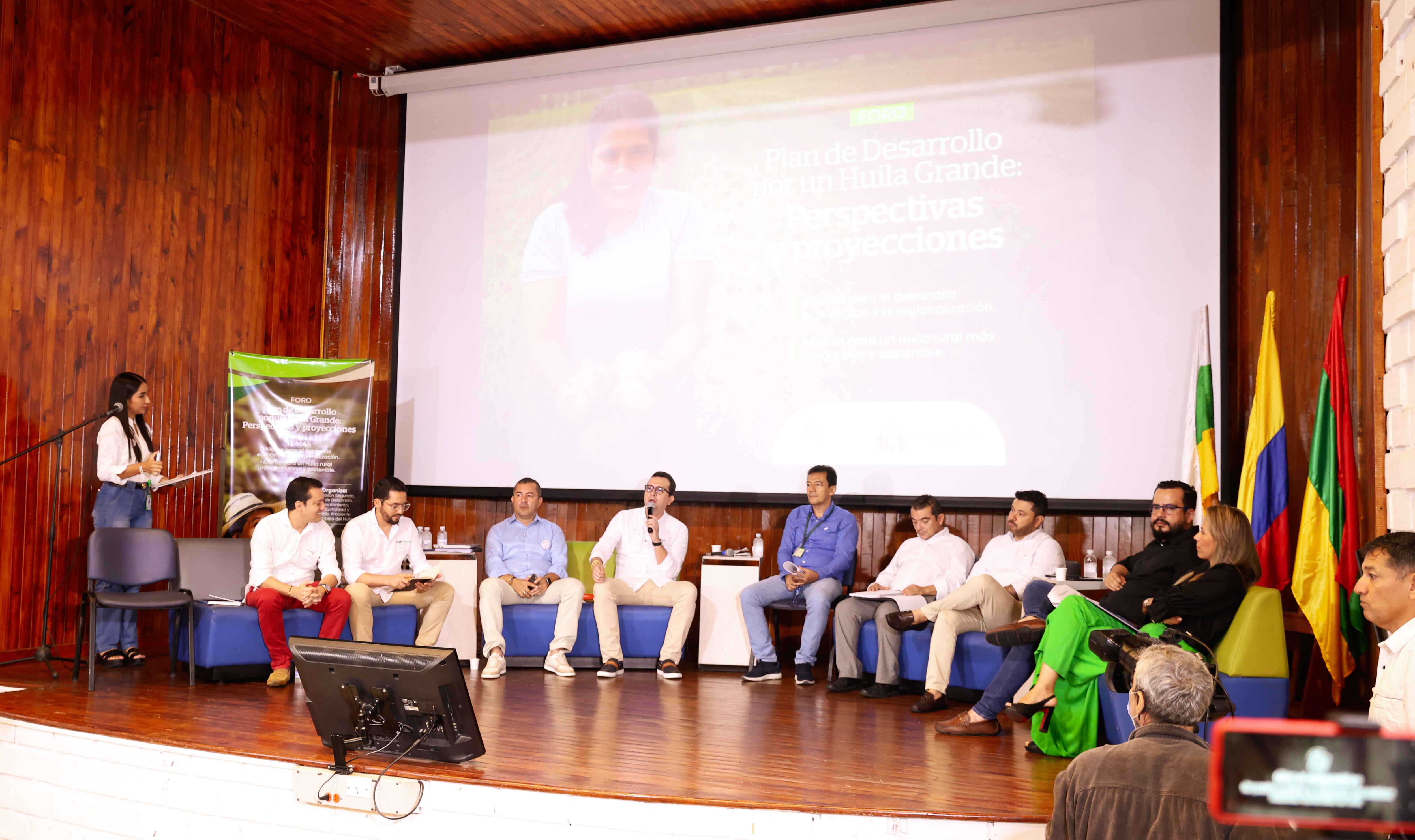 Los funcionarios de la gobernación que se encargaron de explicar los alcances de estos pilares del desarrollo Huila Grande.