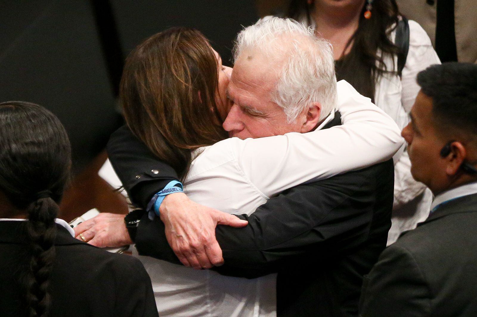 Bogotá. Agosto 11 de 2025. En el salón elíptico del Congreso de la República se reúne la familia, los amigos y allegados del senador y precandidato presidencial Miguel Uribe Turbay para llevar a cabo la cámara ardiente y el homenaje a su trayectoria política. (Colprensa - Lina Gasca)