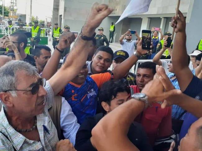 Tensión en Cartagena por protestas de simpatizantes de García y Dau
