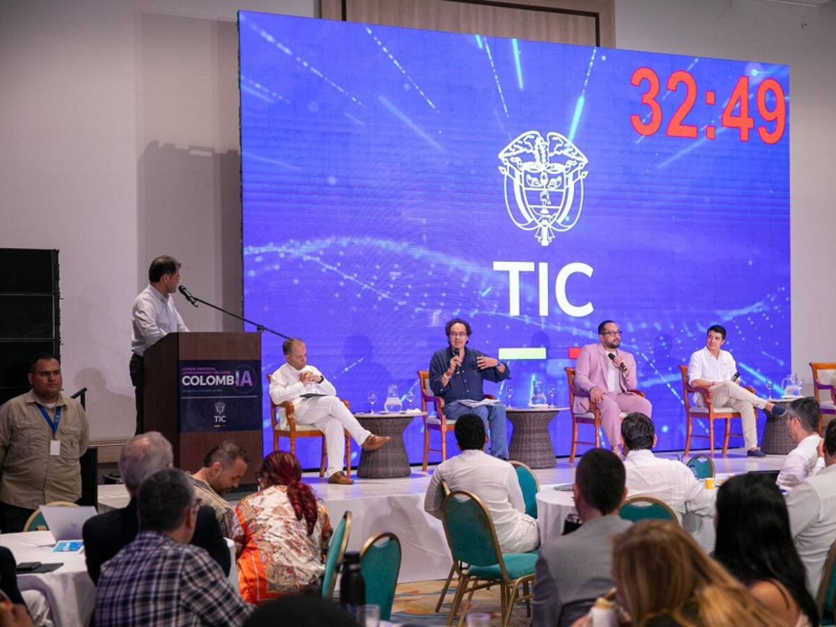 Cumbre Inteligencia Artificial: se debe establecer balance entre innovación y regulación