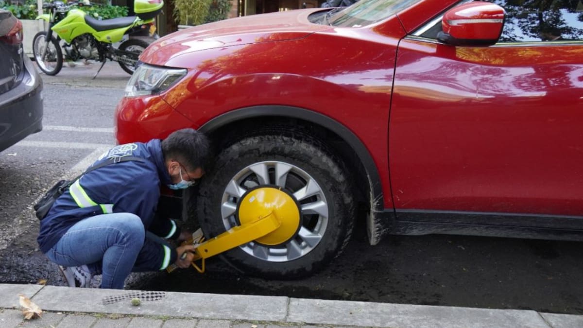 En Bogotá cambian las reglas para inmovilizar carros en las zonas de parqueo