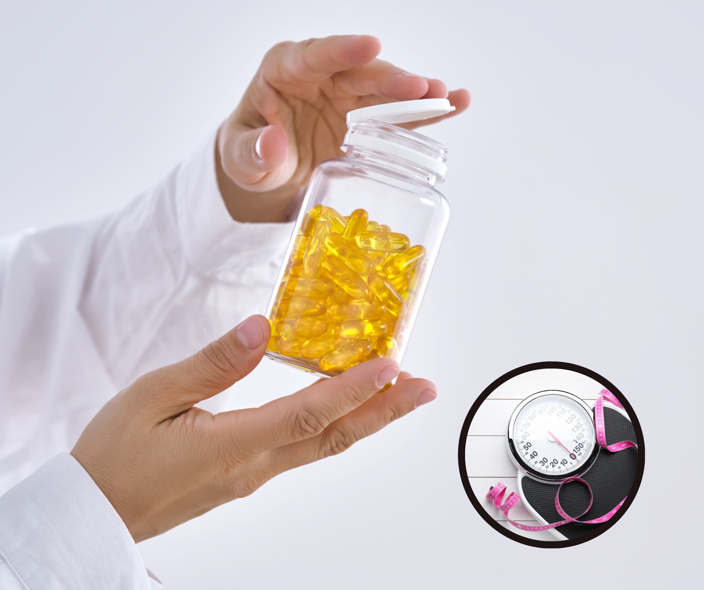 Médico sujetando unas pastillas de omega-3 junto a una bascula (Getty Images)