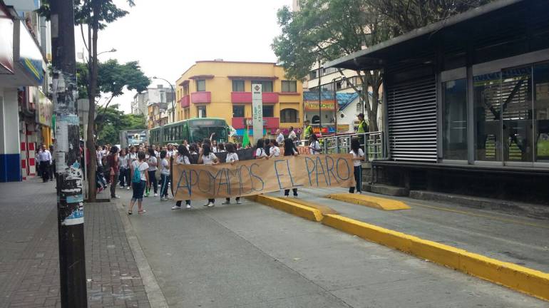 Los jóvenes estudiantes ya bloquean algunas vías.