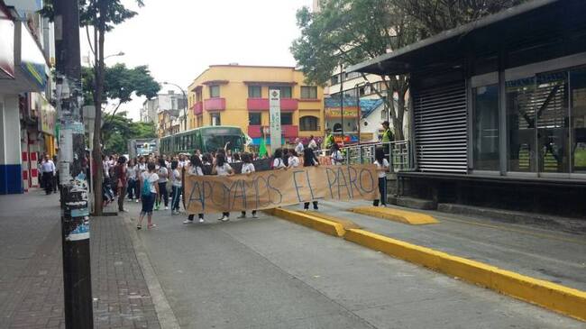 Los jóvenes estudiantes ya bloquean algunas vías.