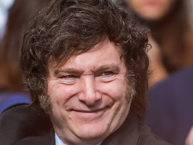 AME4187. BUENOS AIRES (ARGENTINA), 02/04/2024.- EL presidente de Argentina, Javier Milei, participa en un acto recordatorio del 42° aniversario de la guerra de Las Malvinas, este martes en la Plaza San Martín de Buenos Aires (Argentina). El país recuerda este martes el enfrentamiento de 1982 entre Argentina y el Reino Unido que duró 74 días y causó 649 muertes del lado argentino, 255 del Reino Unido y tres civiles isleños. EFE/ Juan Ignacio Roncoroni