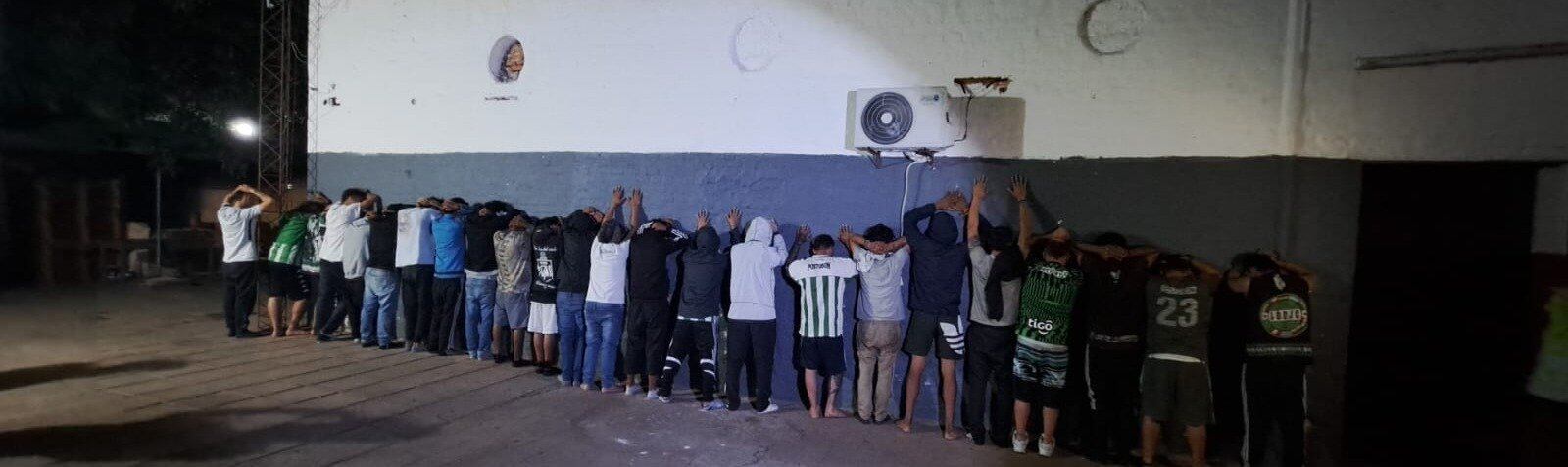 Los 24 hinchas de Atlético Nacional detenidos en la ciudad paraguaya de Luque.
(Foto: Cortesía Policía Nacional de Paraguay)