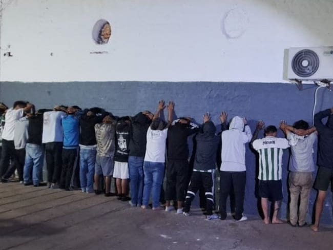 Los 24 hinchas de Atlético Nacional detenidos en la ciudad paraguaya de Luque.
(Foto: Cortesía Policía Nacional de Paraguay)
