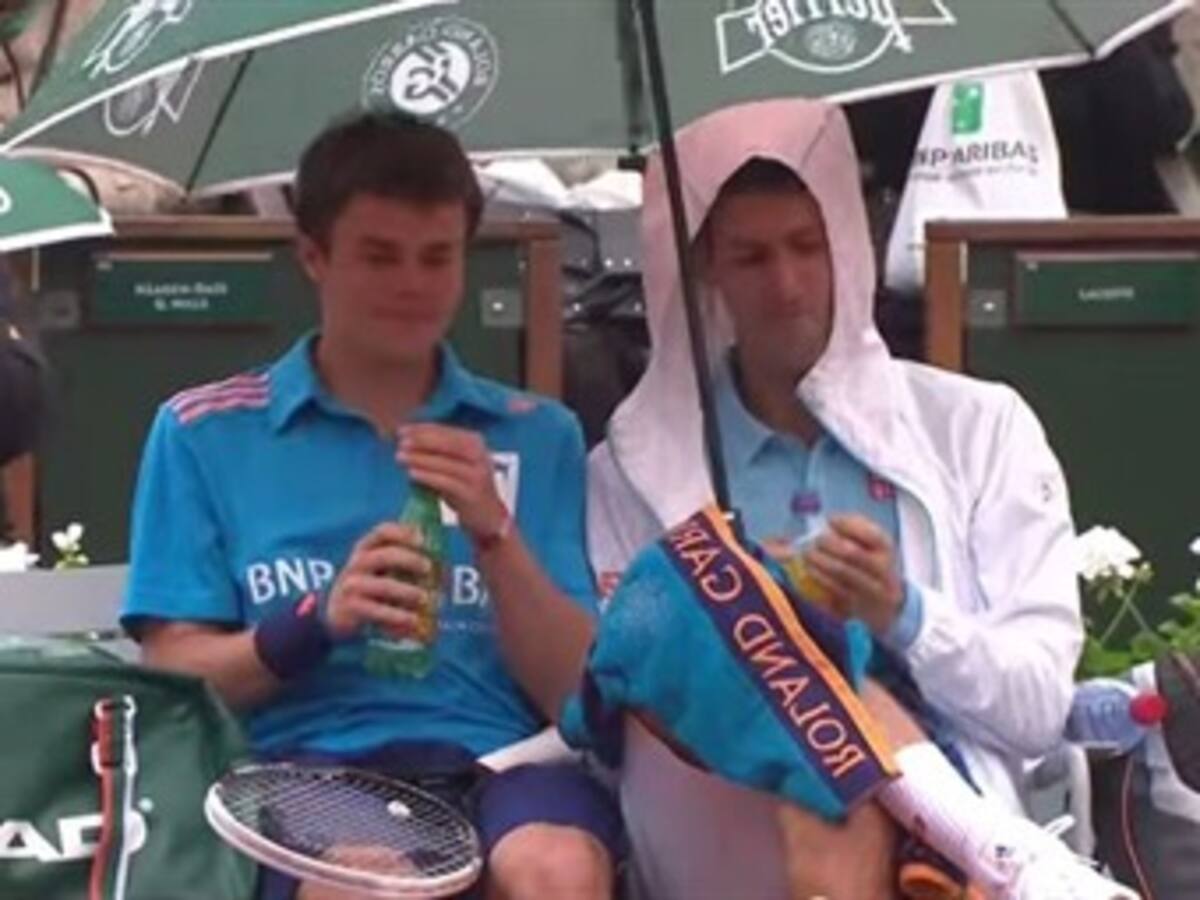 Djokovic se lució con el 'ball boy' durante la lluvia