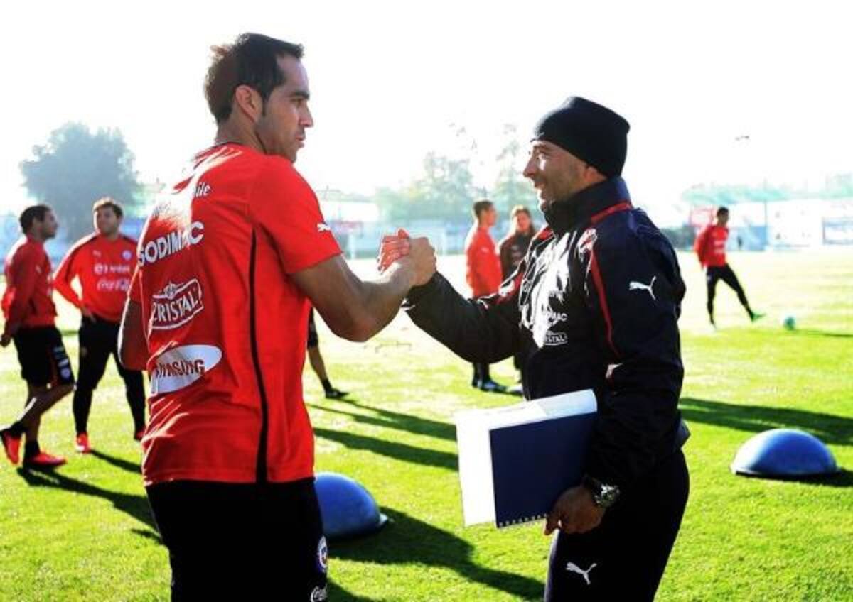 El guardameta Claudio Bravo conversa con su técnico. Foto: EFE