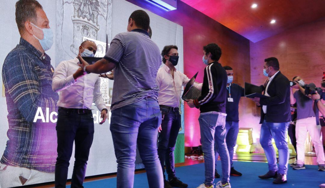 Entrega de computadores por parte de la alcaldía