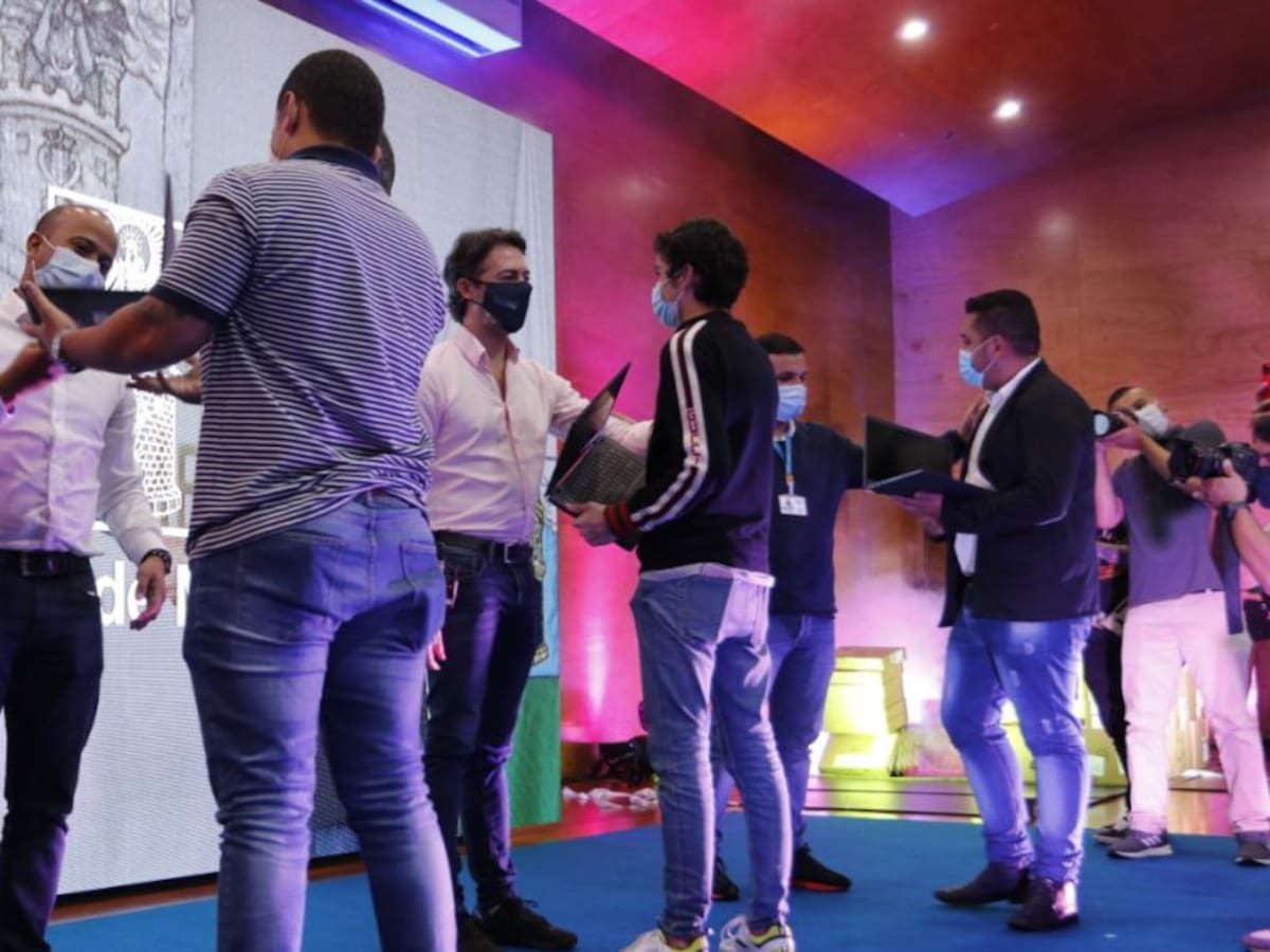 Entregan computadores a los ediles de Medellín