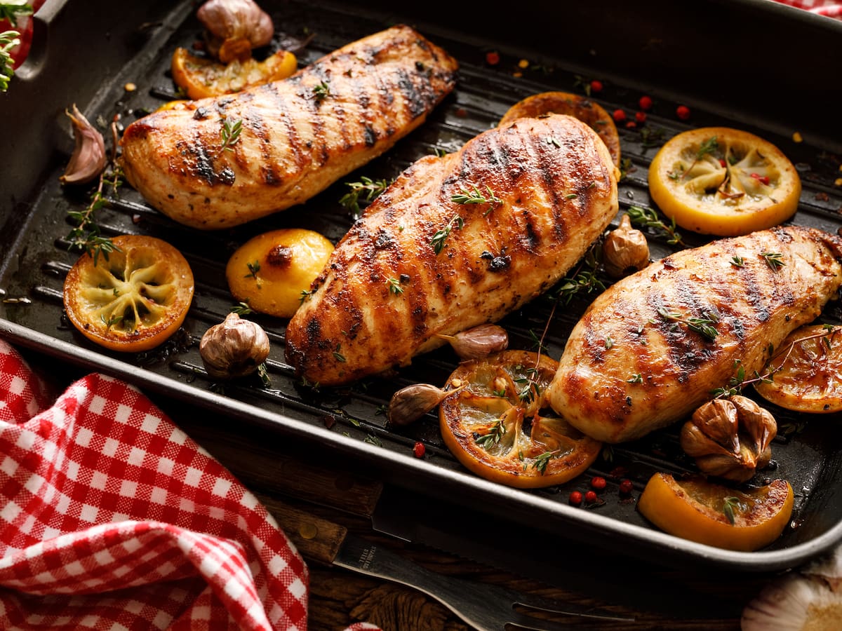 ¿Es más saludable cocinar el pollo a la plancha o al horno? Estas son las diferencias