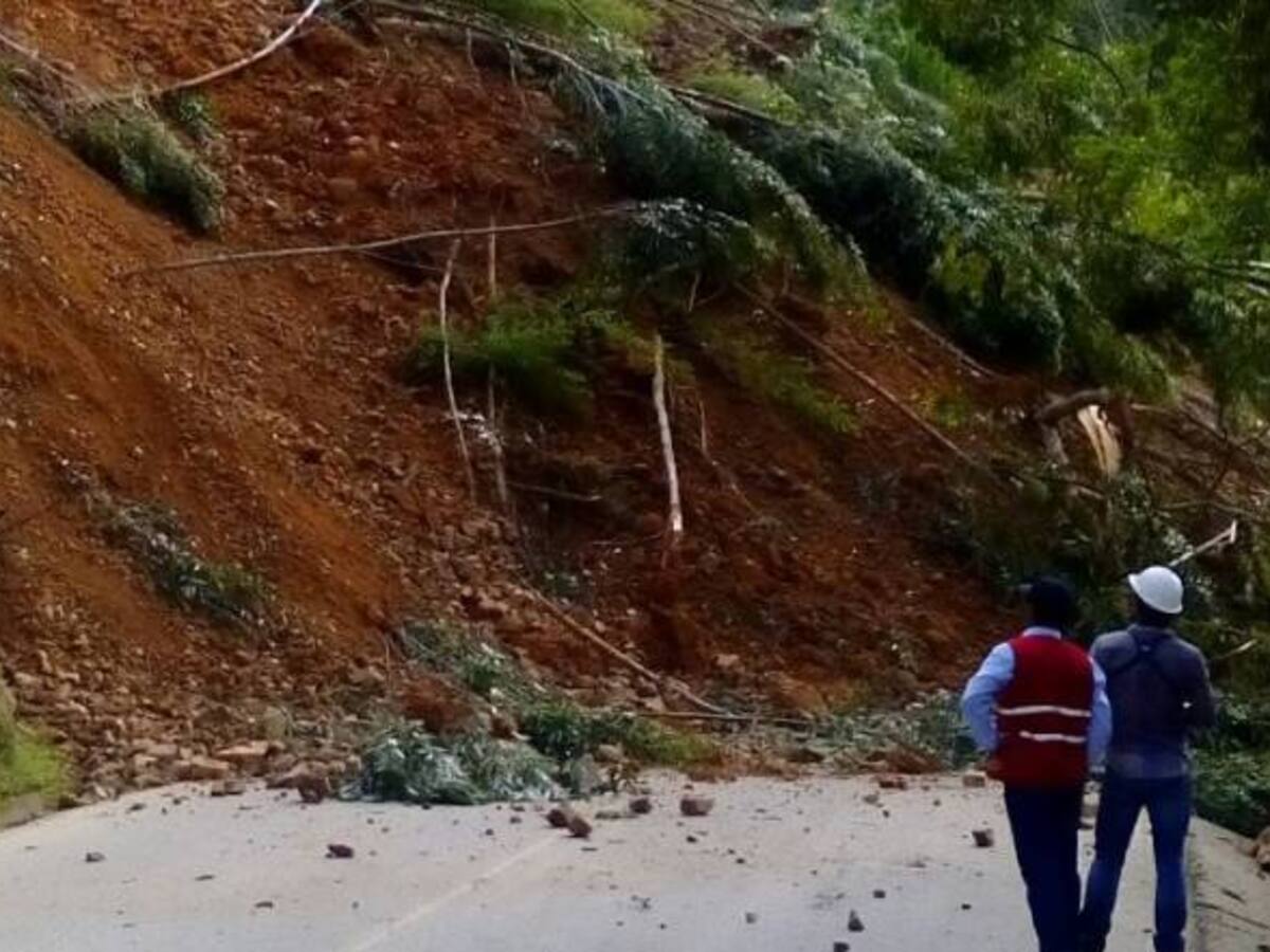 Varias rocas bloquean la carretera Risaralda - Chocó