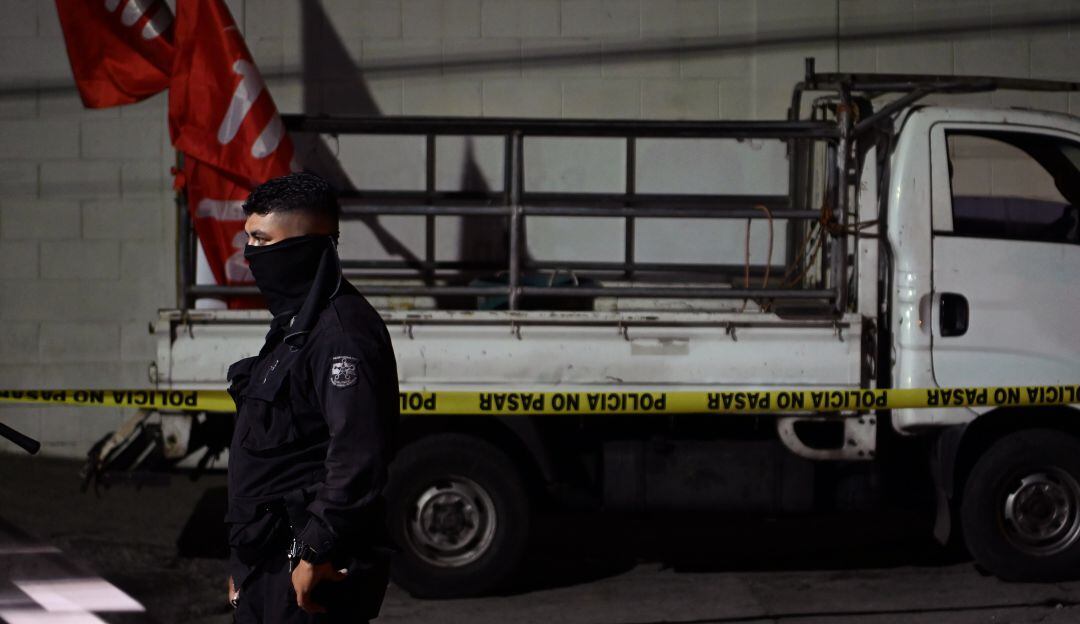 Policías custodian una camioneta que transportaba simpatizantes del partido político Frente Farabundo Martí (FMLN), atacada con armas de fuego cuando regresaba de la actividad política, cerca del Hospital Rosales.