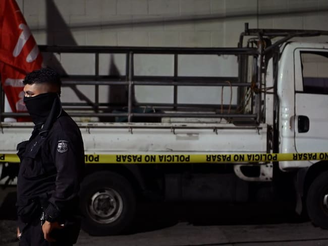 Policías custodian una camioneta que transportaba simpatizantes del partido político Frente Farabundo Martí (FMLN), atacada con armas de fuego cuando regresaba de la actividad política, cerca del Hospital Rosales.