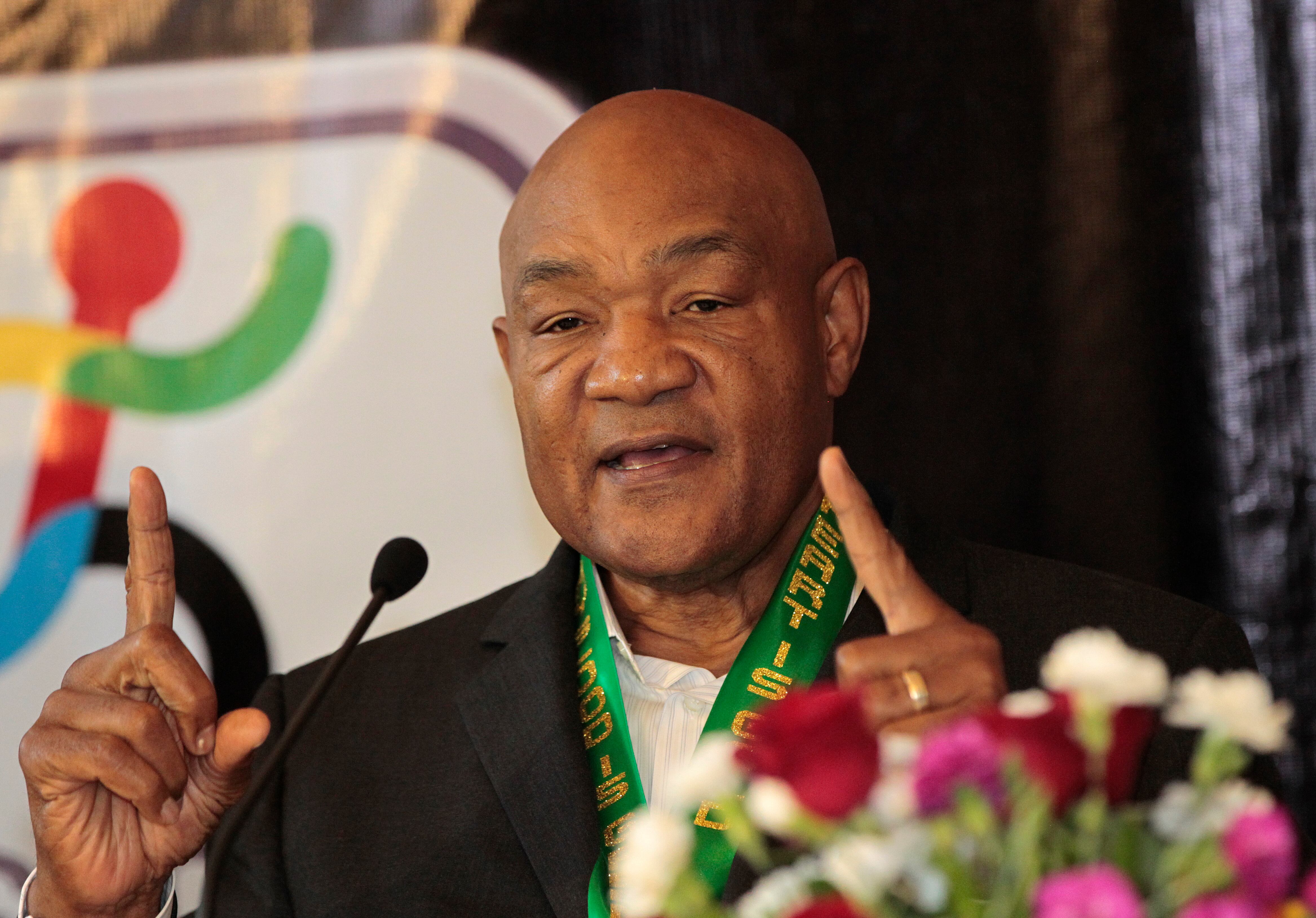 MEX064. BOGOTÁ (COLOMBIA), 21/03/2025.- Fotografía de archivo del 23 de octubre de 2018 del boxeador estadounidense George Foreman, hablando durante una rueda de prensa en Ciudad de México (México). George Foreman, uno de los boxeadores más grandes de la historia, falleció este viernes a los 76 años, informó su familia con un mensaje en redes sociales. EFE/ Mario Guzmán ARCHIVO