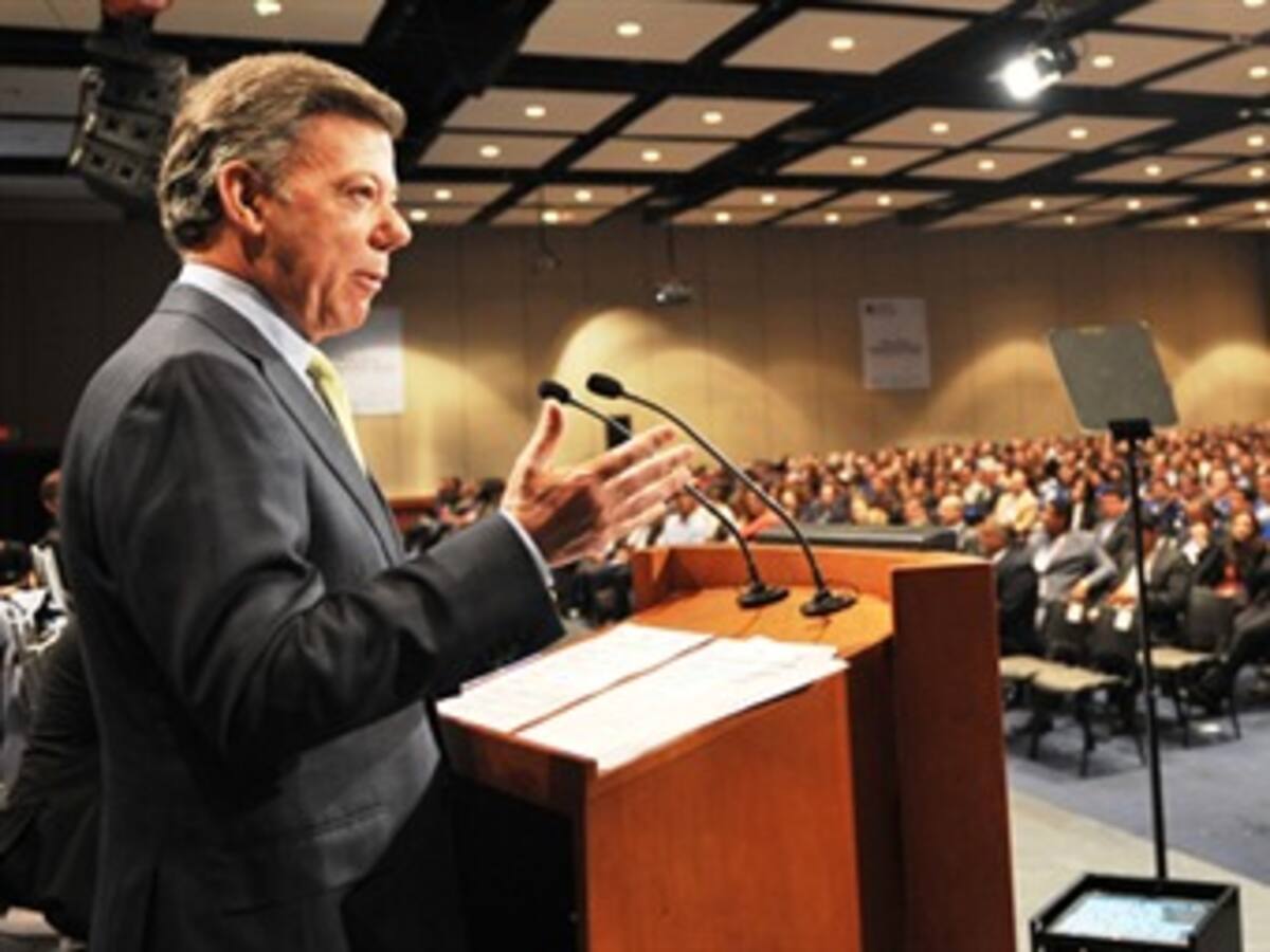 Santos se compromete a sacar a más de 350 mil familias de la pobreza