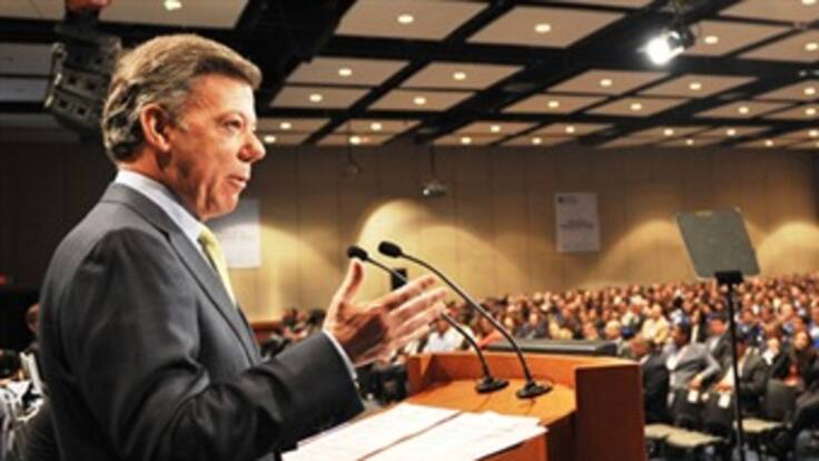 Santos se compromete a sacar a más de 350 mil familias de la pobreza