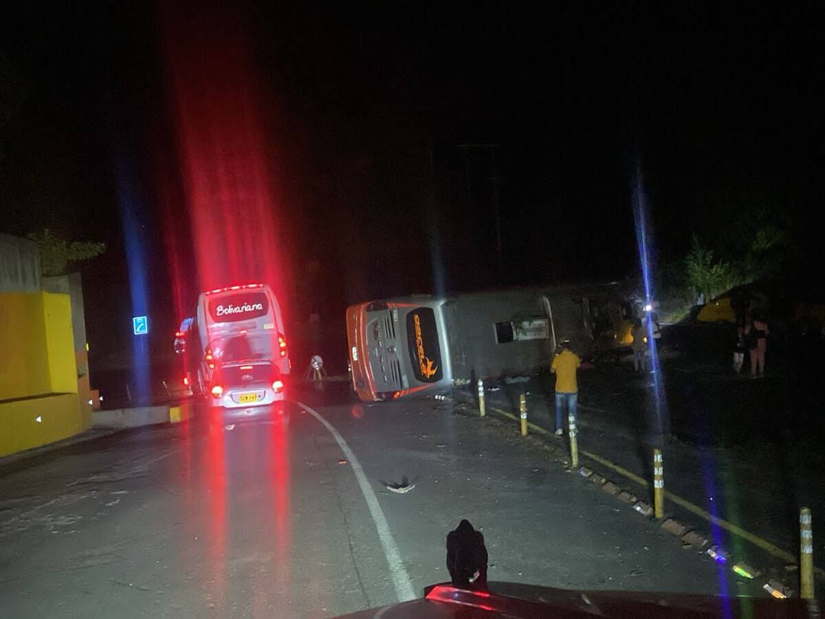 Dos muertos y 10 heridos deja accidente de tránsito en la vía La Línea en el Quindío
