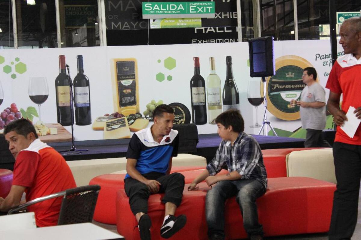Cuerpo técnico y jugadores disfrutaron por igual de una mañana con fieles seguidores en Plaza Mayor Medellín.