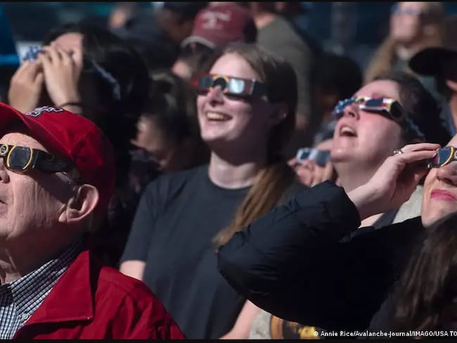 El consejo es simple: lucir prendas rojas y verdes o rodearse de quienes las usen con el fin de realzar el efecto Purkinje a lo largo del eclipse.Imagen: Annie Rice/Avalanche-Journal/IMAGO/USA TODAY Network