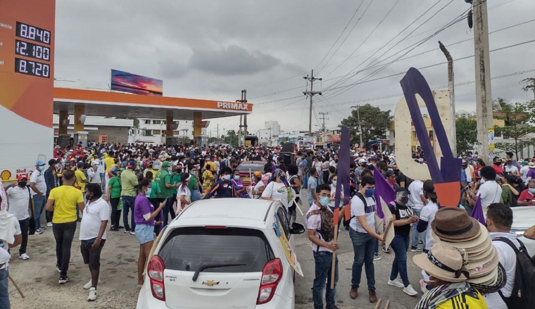 Los manifestantes comenzaron a ocupar el carril solobus en la Avenida Pedro de Heredia