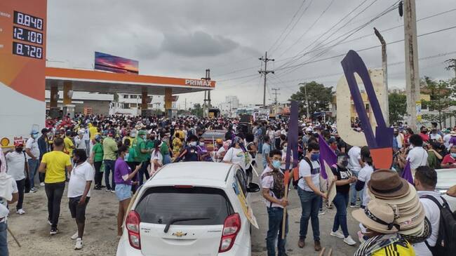 Los manifestantes comenzaron a ocupar el carril solobus en la Avenida Pedro de Heredia