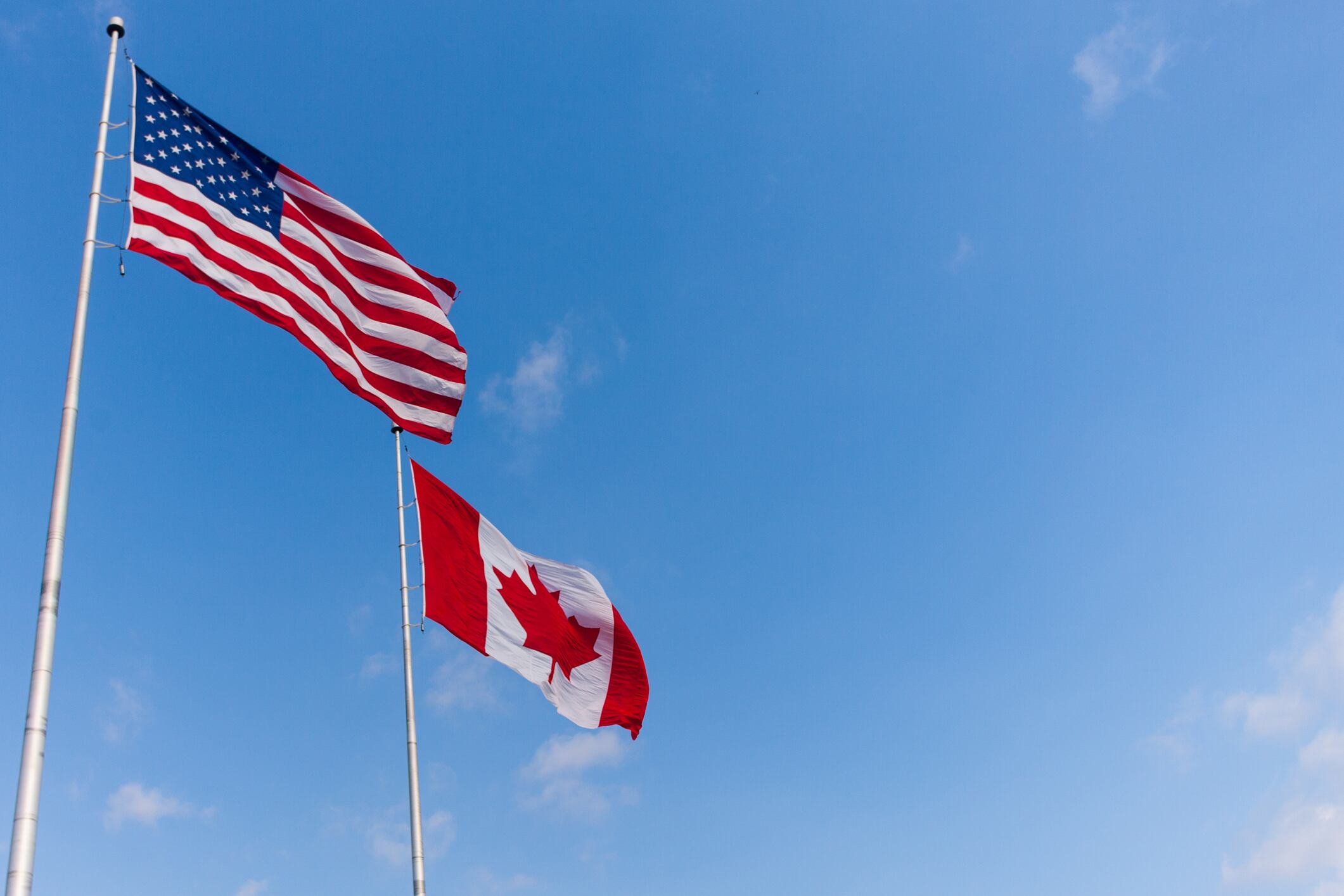 Banderas de Estados Unidos y Canadá. Foto: Getty Images.