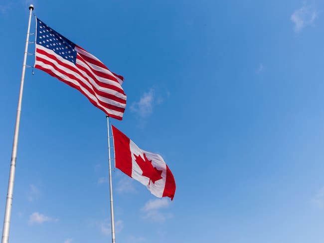 Banderas de Estados Unidos y Canadá. Foto: Getty Images.