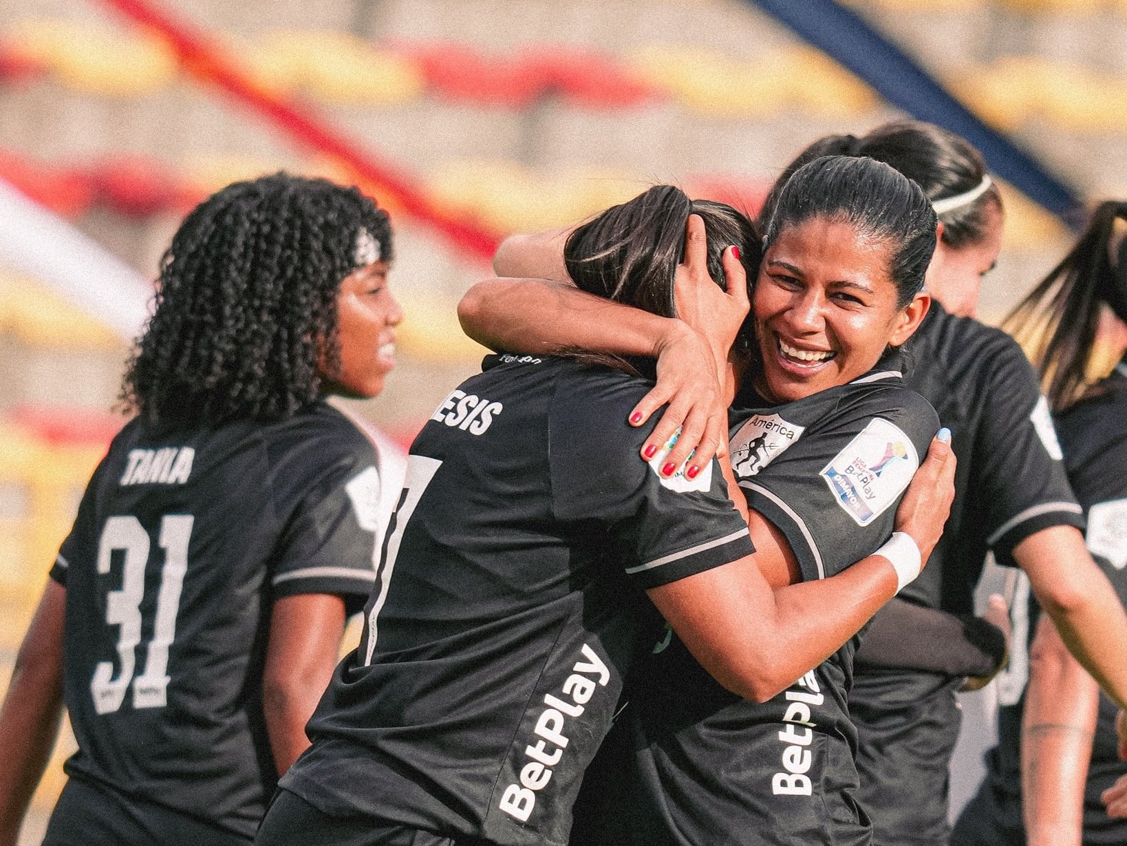 Las jugadoras del América celebran el gol de la victoria ante Fortaleza / Twitter: @AmericaCaliFem.