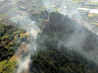 El presidente Santos sobrevoló Cota para observar cómo avanza la extinción del incendio forestal. Foto: Presidencia