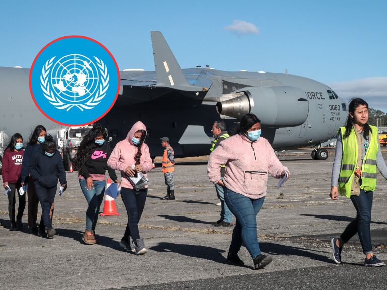 Grupo de migrantes guatemaltecos deportados caminando por la pista de la Base Aérea de Guatemala y al lado el logo de Naciones Unidas (Fotos vía Getty Images y cuenta de X de @ONU_es)
