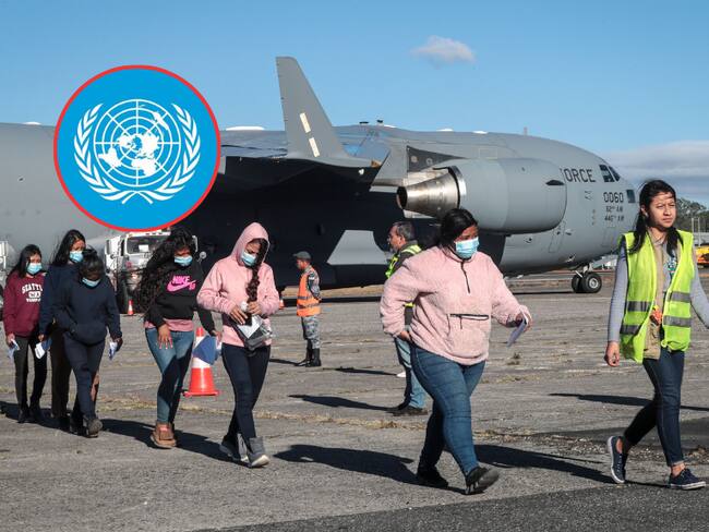 Grupo de migrantes guatemaltecos deportados caminando por la pista de la Base Aérea de Guatemala y al lado el logo de Naciones Unidas (Fotos vía Getty Images y cuenta de X de @ONU_es)