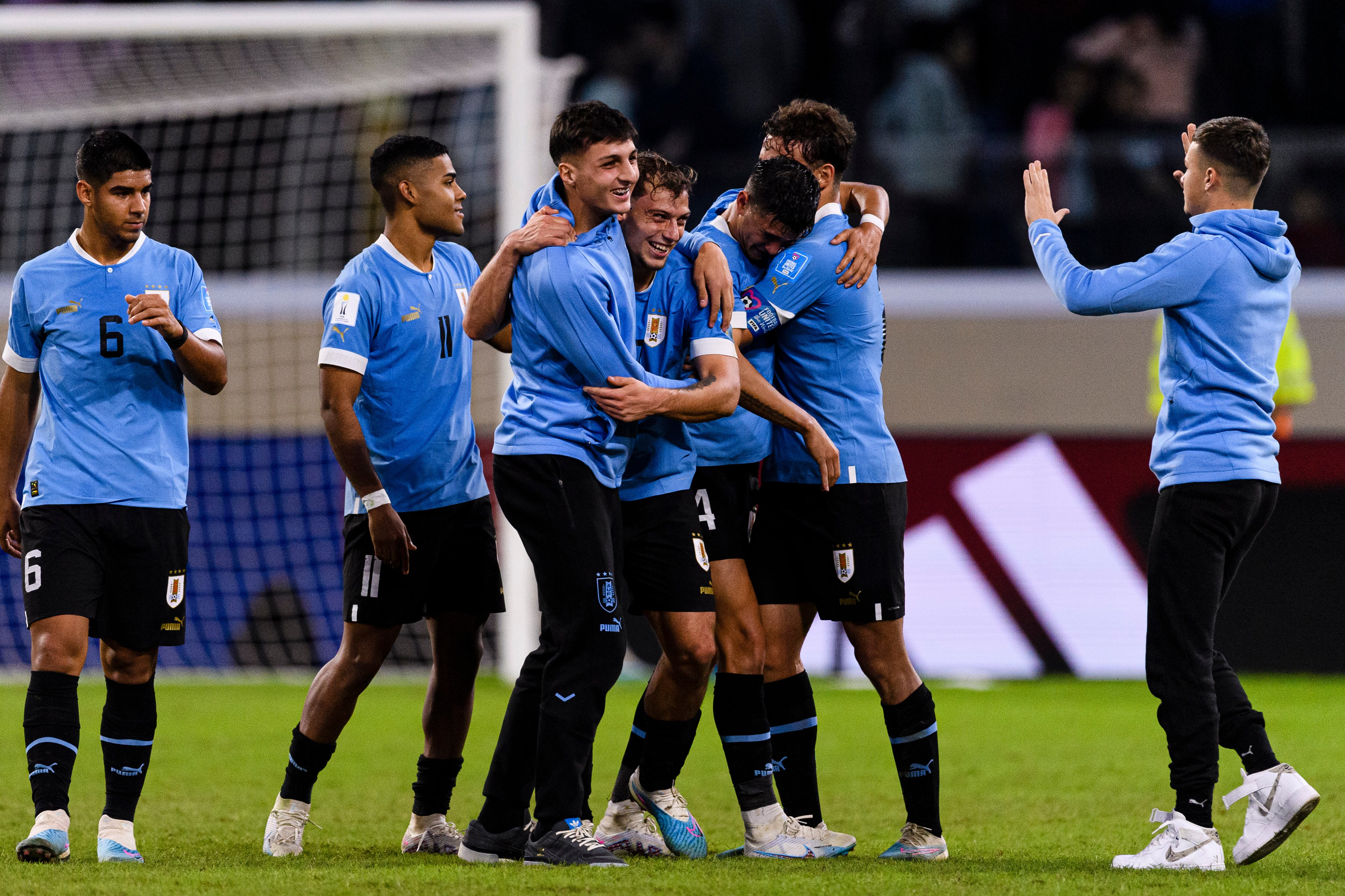 Los jugadores de Uruguay festejan la clasificación a semifinales. (Photo by Marcio Machado/Eurasia Sport Images/Getty Images)