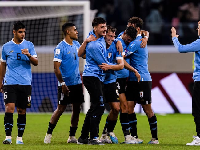 Los jugadores de Uruguay festejan la clasificación a semifinales. (Photo by Marcio Machado/Eurasia Sport Images/Getty Images)