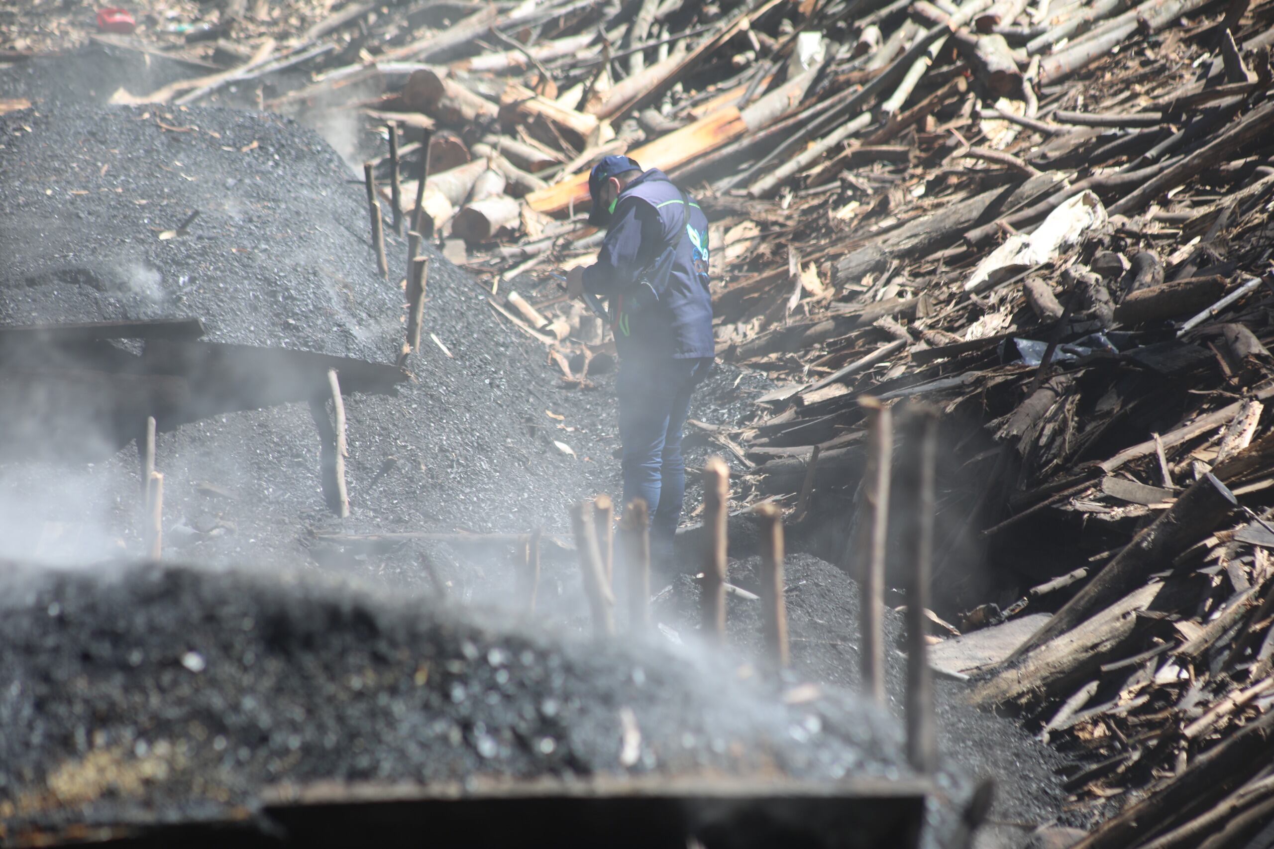CAR vuelve a sorprender a carboneros ilegales en Ráquira: pese a medida preventiva, siguieron operando