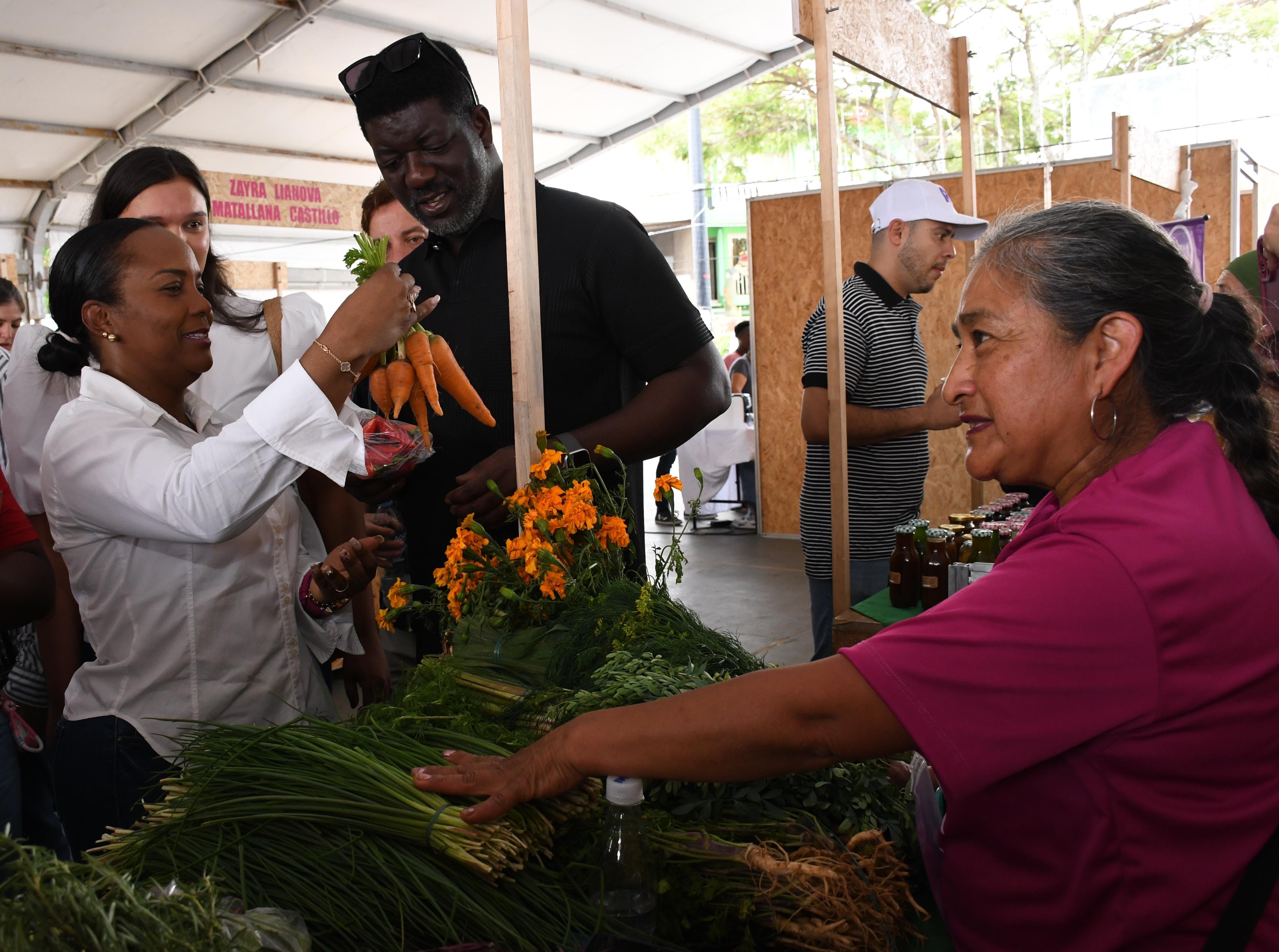 Príncipe Anthony Bart-Appiah, miembro de la realeza de Akwamu en Ghana visita Cali - Foto Gobernación del Valle del Cauca