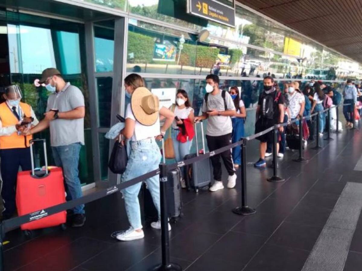 Quejas de conductores por supuestos cobros en el aeropuerto de Cartagena