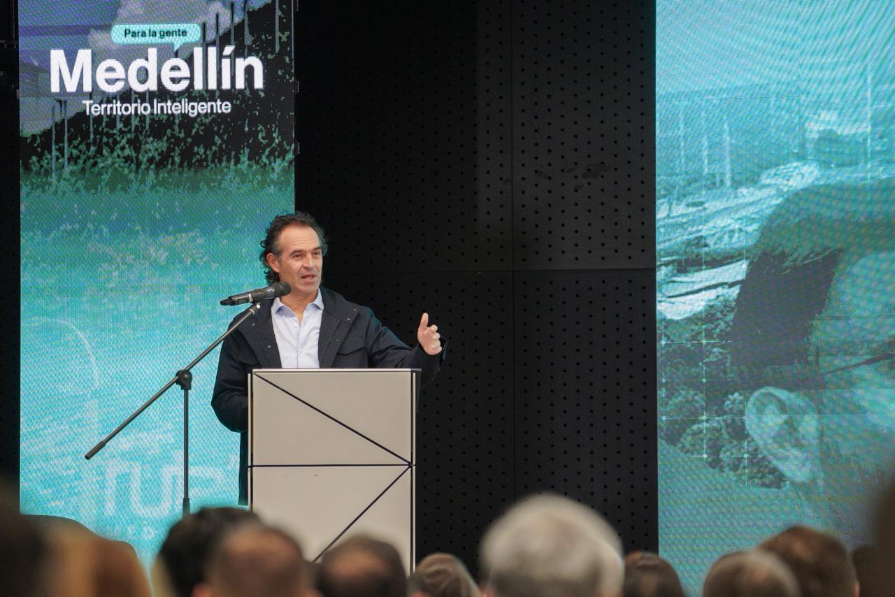 El alcalde resaltó que Medellín avanza hacia el futuro con tecnología, educación y bienestar como motores de cambio. | Foto: Caracol Radio